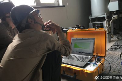 天津电科院员工在220千伏神舟站开展组合电器局放定位工作