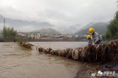 国网庆元县供电公司：清理10千伏线路拉线上被洪水带来的垃圾