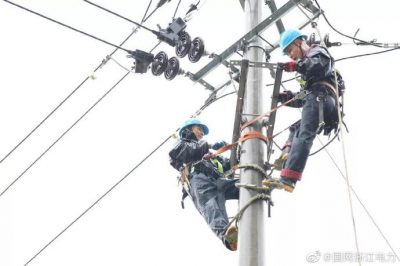国网龙泉市供电公司：冒雨对10千伏城西线支线1号杆安装分支开关，抢修送电