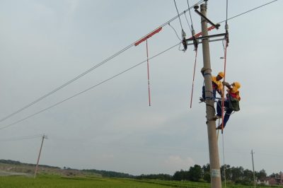 宁都县供电公司10千伏岗车线45号杆开展带电接火工作