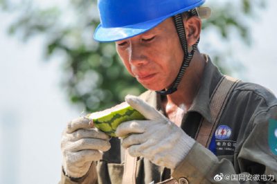 和县供电公司实施旧线拆除并新建导线架设