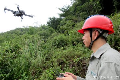 湖北检修公司通过无人机对500kV龙斗二回线路进行盲区树障巡视