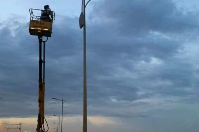 武汉市路灯管理服务中心对存在安全隐患的悬挂灯臂进行拆除