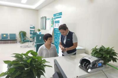 潼关县供电公司为客户宣传掌上电力优化客户用电体验