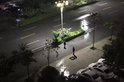 睢宁县供电公司员工雨夜在路边拦人提醒绕行避免触电