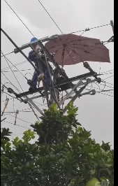 10KV中临线羊头坝村5号台区2号杆“电杆上撑伞改负荷”