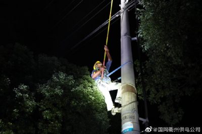 开化县供电公司和临海市江南供电所组织召开11日抢修工作总结及12日工作部署分工