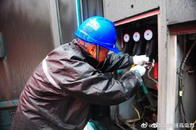 睢宁县供电公司抢修出现故障的环网柜里电线绝缘体