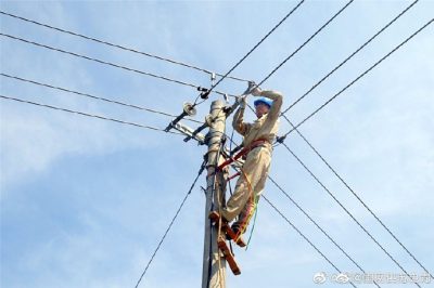 珠江供电所安装配电柜、施放8米长电缆