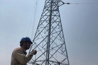 姜堰区供电公司在源怡生物质发电厂35千伏新建线路登杆架线