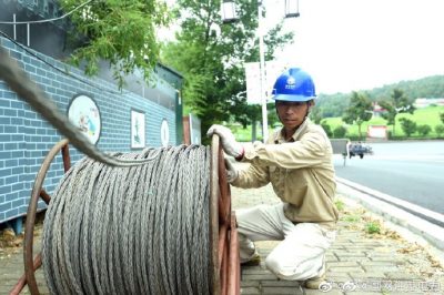 盱眙县供电公司组织施工人员为盱眙县五墩小学新校区铺设电缆