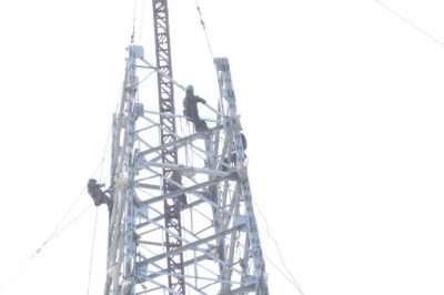 镇江供电公司加紧施工杆线迁移的新建输电铁塔