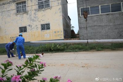 梁山县供电公司新立电杆6基、新建低压架空绝缘线0.31千米、新增一台400千伏安变压器