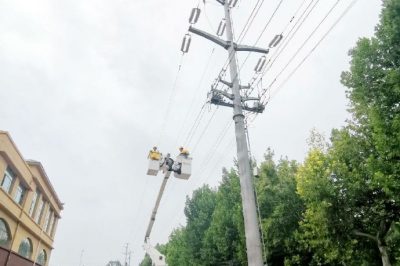 临清市供电公司带电更换10千伏广场线17号杆C相开关设备线夹