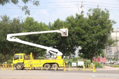 东阿县供电公司带电作业班人员对10千伏城北线进行带电接火