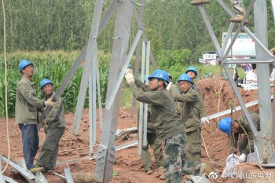 克服酷暑坚持在高空中完成组装35千伏招贤至安庄输电线路铁塔