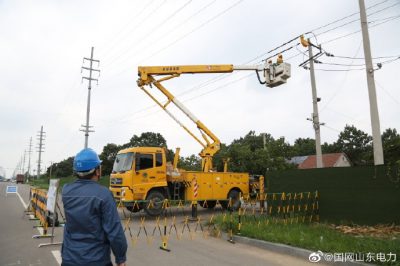 乐县供电公司冒高温对10千伏朱刘镇线带电接引流线