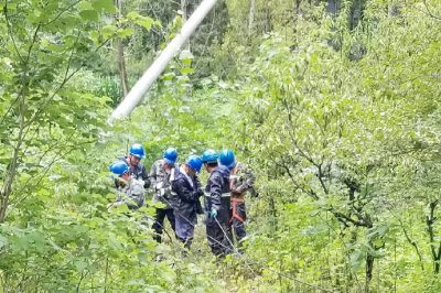 枣庄高新区黑峪村东配电室低压北支线6号杆进行雨中抢修