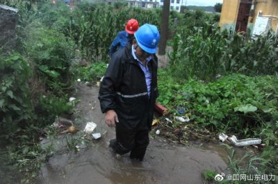 栖霞市供电公司更换配电室烧毁的高压熔丝