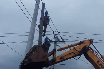 沂源县供电公司紧急更换两基倾斜裂纹的电杆