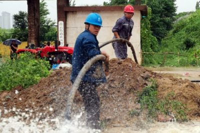 新泰市供电公司对坍塌地段供电线路转移居民用电负荷