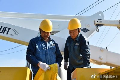东平县供电公司在10千伏范村线16号杆护村周边带电作业
