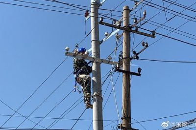 龙口市供电公司不惧高温组装台架金具