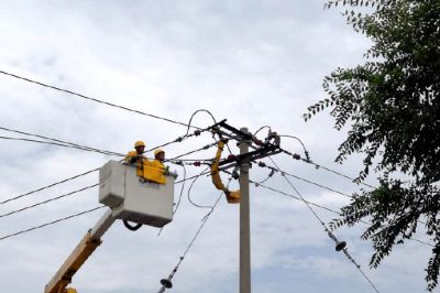 陵城区供电公司在10千伏乔马线17号杆开展引流线挂接作业