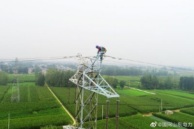 220千伏枣奚双线30余米铁塔上成功消除7处光缆接地引下线脱落缺陷