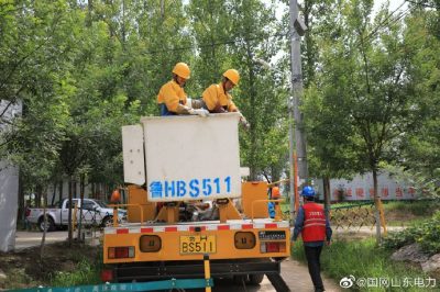 梁山县供电公司员工正紧张地开展带电作业