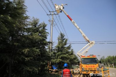 梁山县供电公司在拳铺镇10千伏拳东线44号杆新上400千伏安变压器带电接火