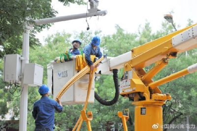 带电作业10千伏文昌线20—21号杆之间新增一台区