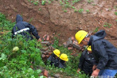 新安县供电公司抢修10千伏江街线江庄支线被雨水冲垮的电缆沟