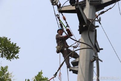 高邑县供电公司10千伏工业线重点检修跨跃铁路电缆接头