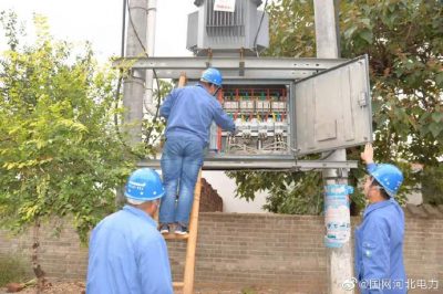 元氏县供电公司对供电线路和配变等供电设施进行免费检查和维护
