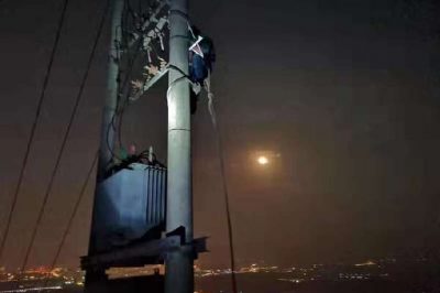 石家庄市鹿泉区供电公司冒着夜色抢修景区顶上故障变压器