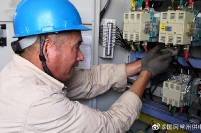 溧阳市供电公司冒高温抢修配电柜中损坏的接触器