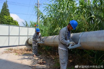 太仓市供电公司新塘镇10千伏塘南线沿线对32号杆进行迁移