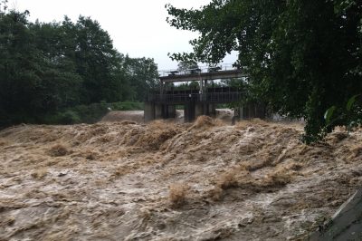 特大暴雨袭蓉，成都供电公司赶赴多地灾区抢修