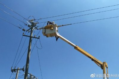 信丰县供电公司带电搭接崇仙乡龙州蔬菜基地专变引线作业