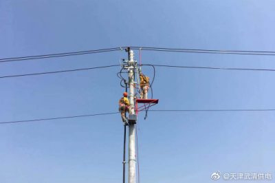 武清供电公司采用绝缘平台进行带电搭火工作