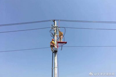 武清供电公司采用绝缘平台进行带电搭火工作