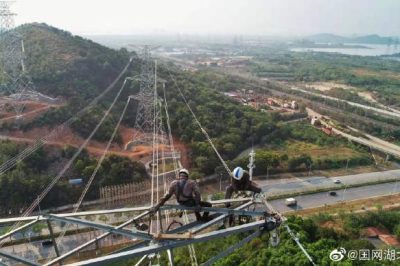电力“攀登者”，悠悠战秋凉