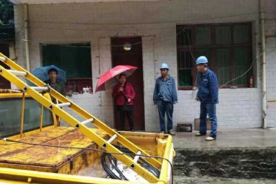 鄠邑区供电公司冒雨抢修山体滑坡损毁的线路