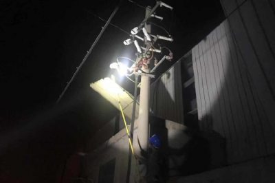 东海县供电公司抢修受到影响的两台用户变压器