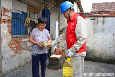 太仓市供电公司探望贫困孤寡老人 送去月饼油等生活用品