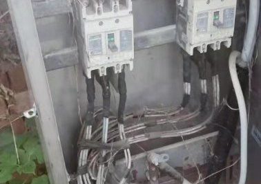 句容茅山供电所抢修大货车发生自然烧毁的电表电缆