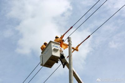 海阳供电公司抢修10千伏北京线绝缘子断裂脱落