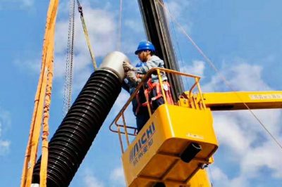 220千伏东坡变电站进行套管提引线安装工作