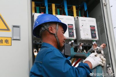 高密供电公司在潍坊高密市井构镇前泊子村进行增容改造施工
